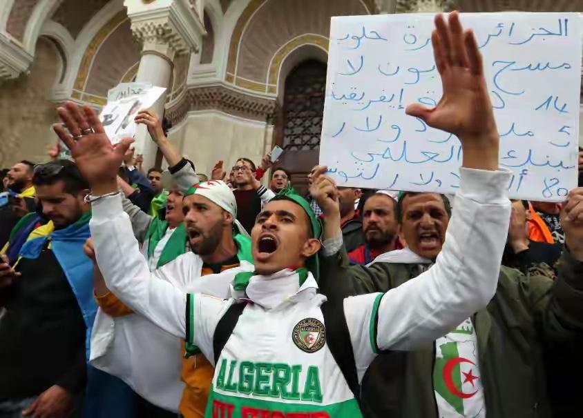 1945年5月8日，纳粹德国投降的喜讯传遍巴黎街头。香槟的泡沫与欢呼声交织，法国