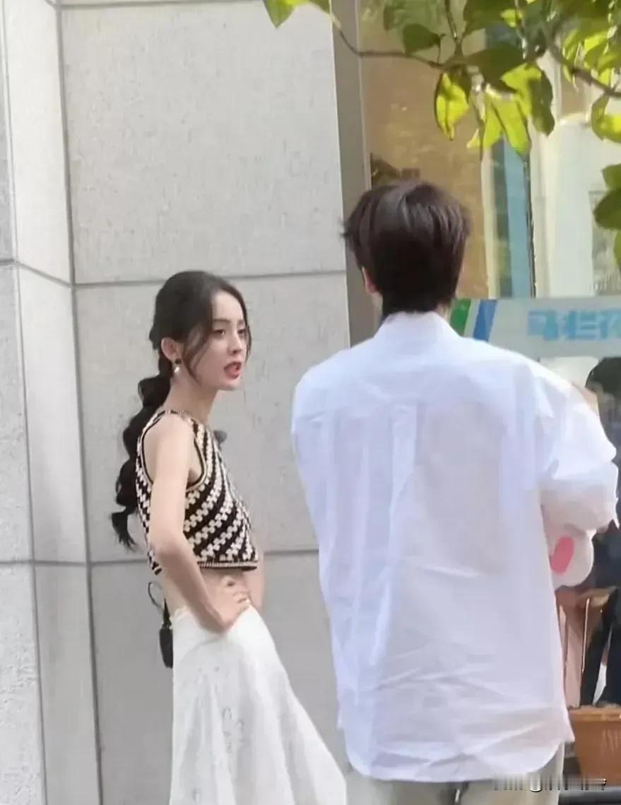 偶遇娜扎，把我惊呆了，没看到脸之前还以为是金晨！

没想到她这么瘦，瘦骨嶙峋毫无