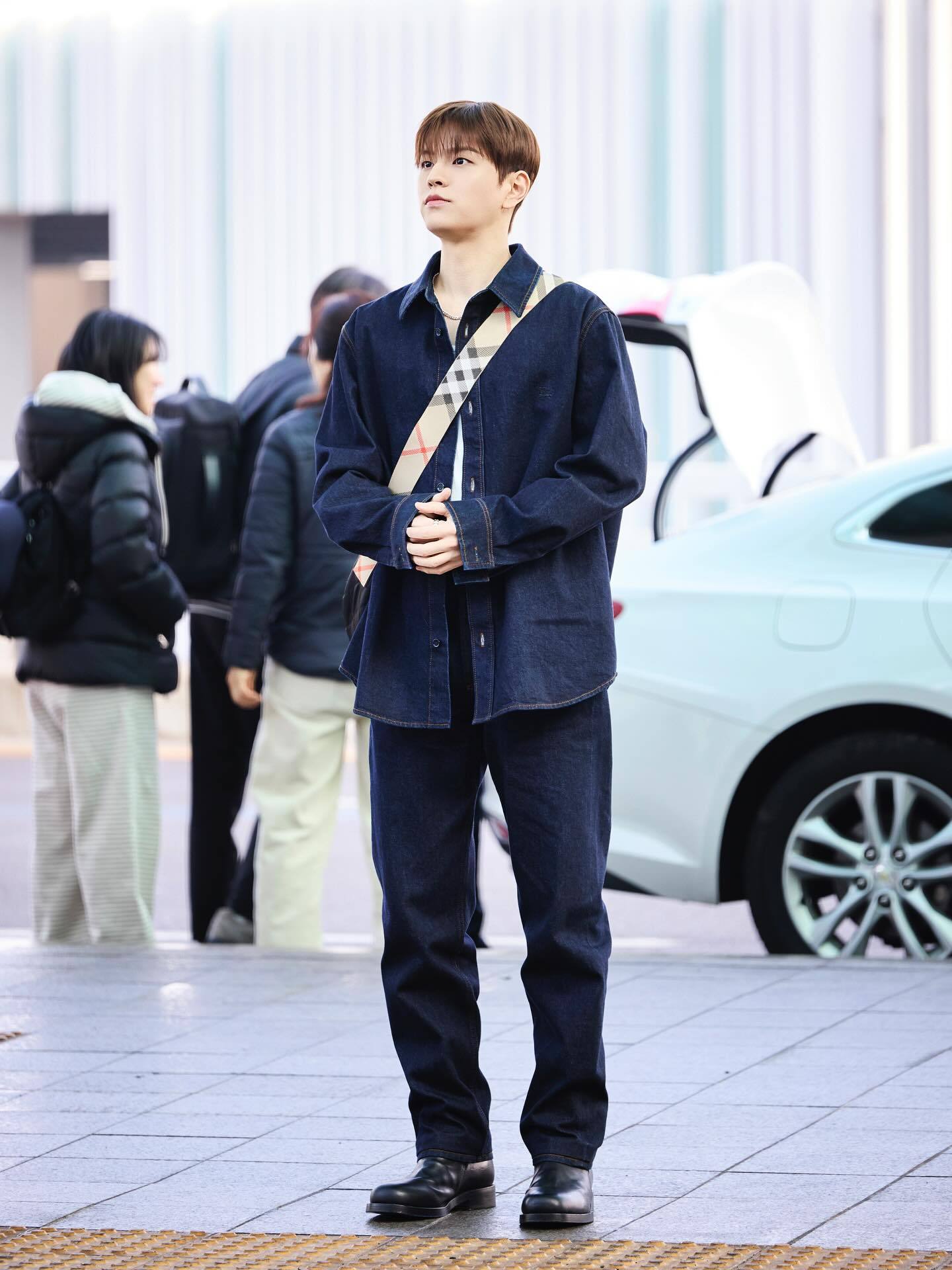 伦敦时装周｜机场出发照金昇玟 —— BURBERRY 2026秋冬大秀丹宁套装内