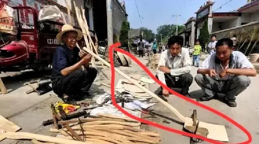 刷到个视频，博主把二手平台上那些锈铁盒、刻符木匣、鬼脸陶俑全扒出来，标价几十到上