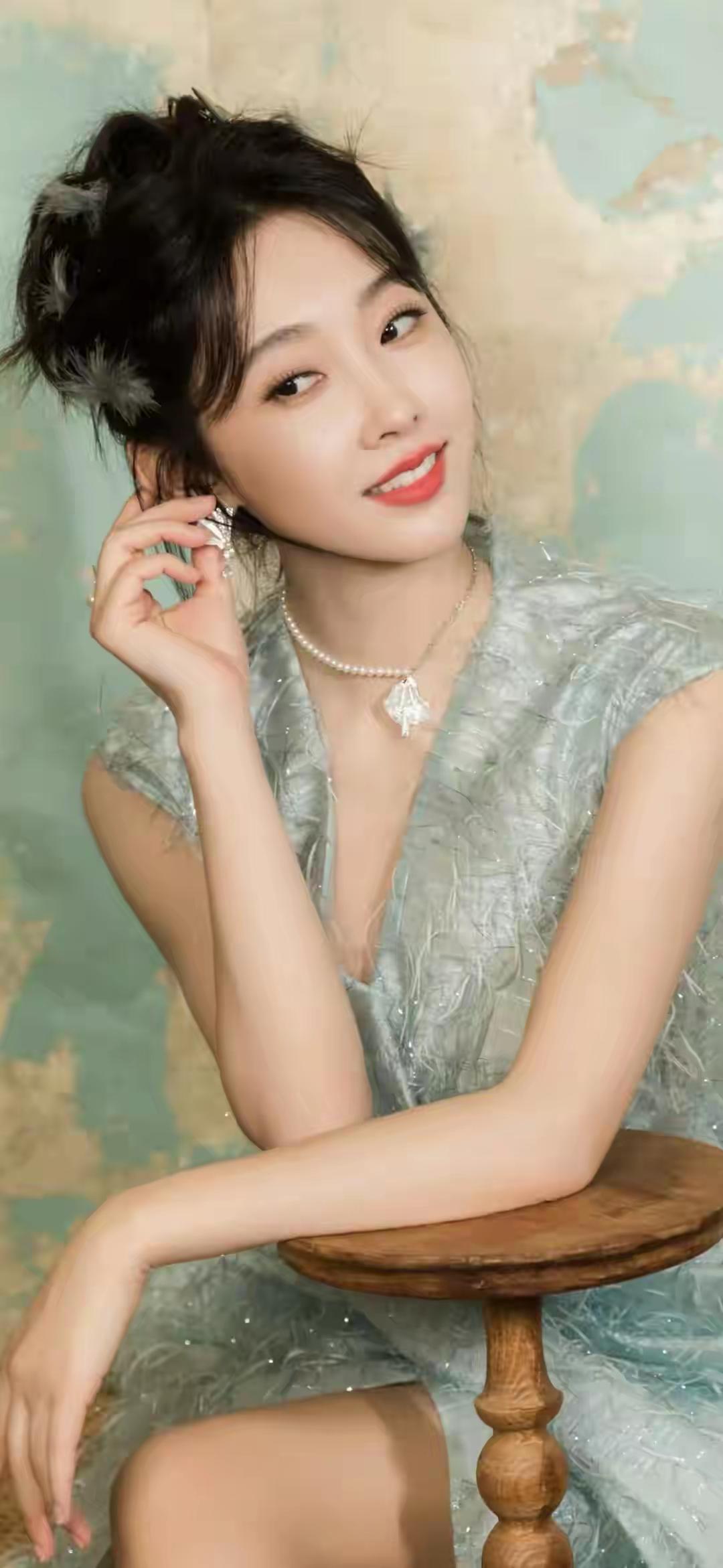 玉人倚栏思，红袖添香时。