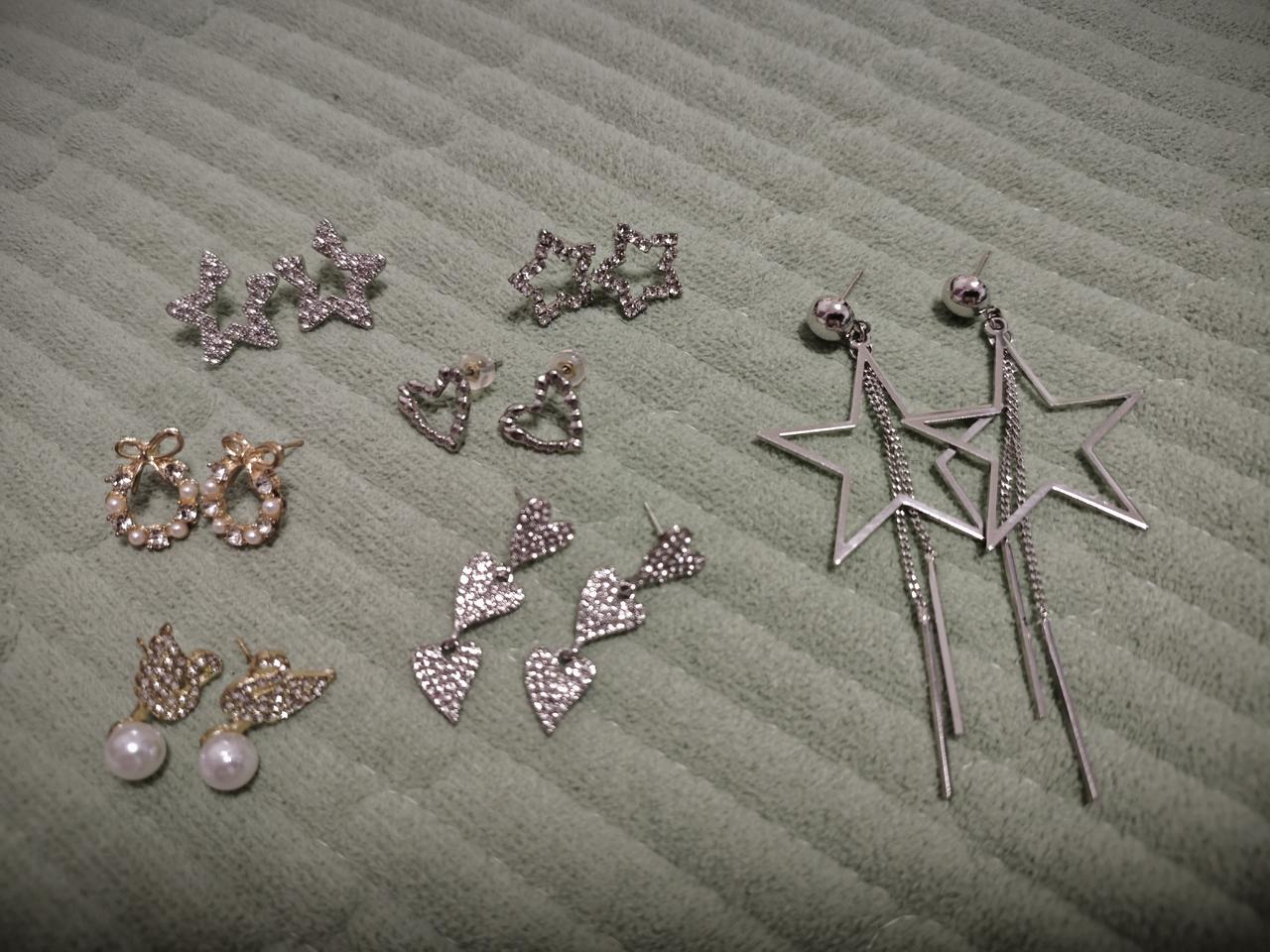 今天的开心是这20块钱买的8副耳钉给的。
我们同事之间有个二手群，大家在群里卖闲