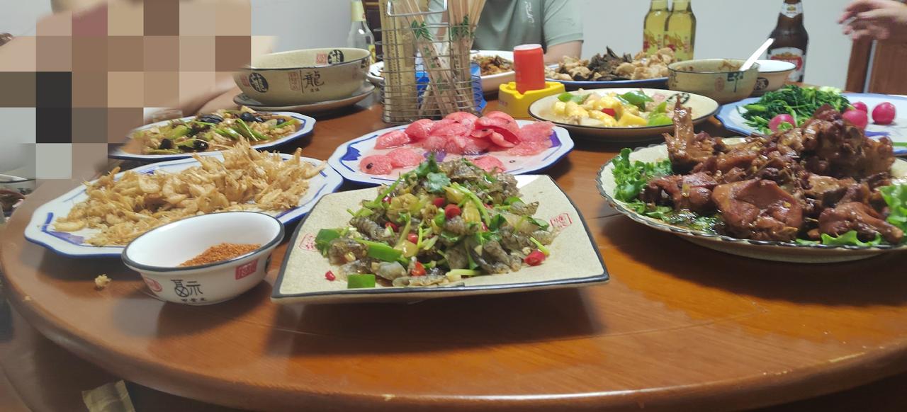 昨晚我们六个人约好一起吃饭，定好是晚上五点半吃饭。我是六点到的，饭菜早就做好了，