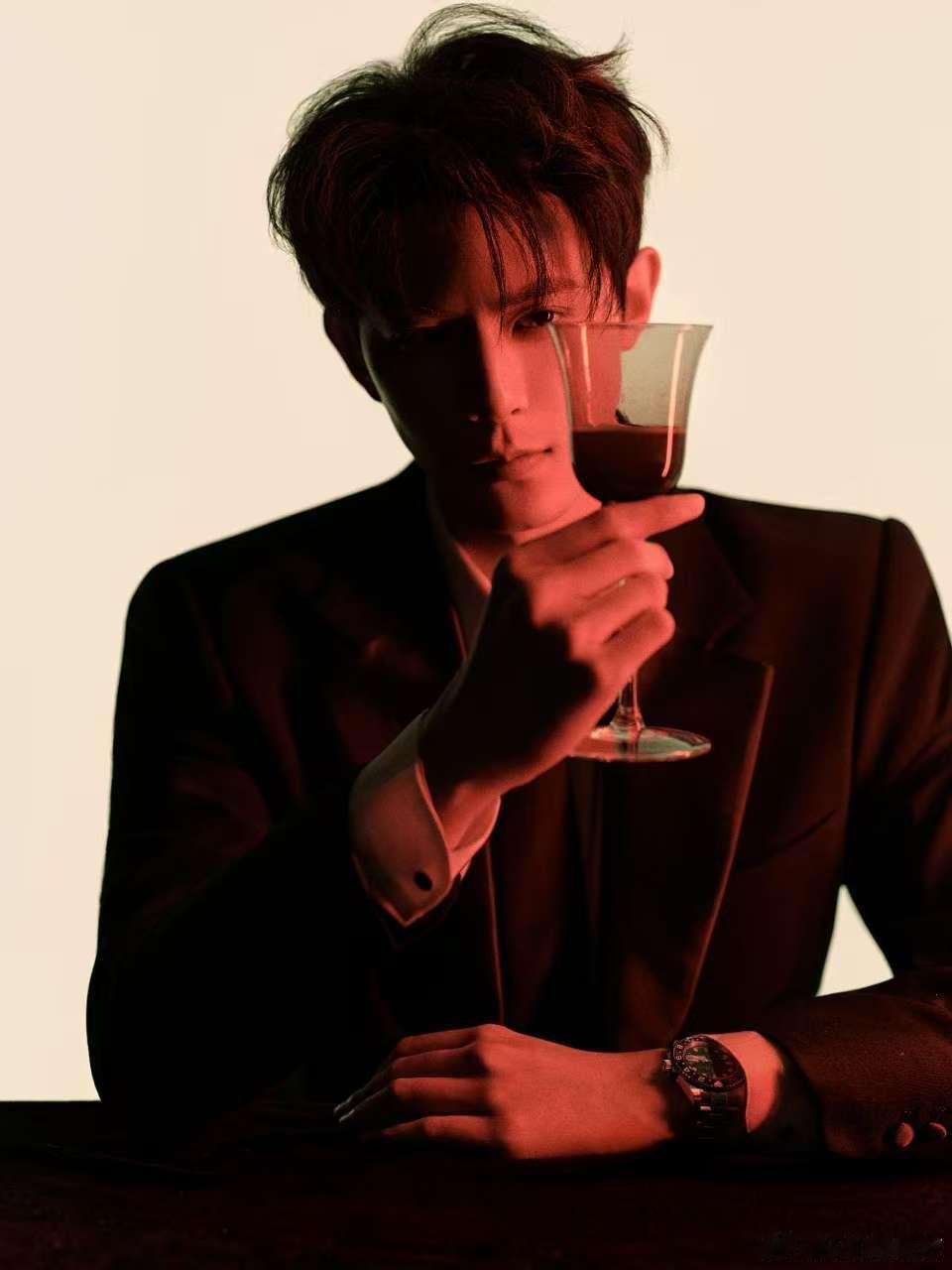 邓凯请不要在我心上纵火  黑色西装搭配了黑色的皮手套，邓凯请不要在我心上纵火，直