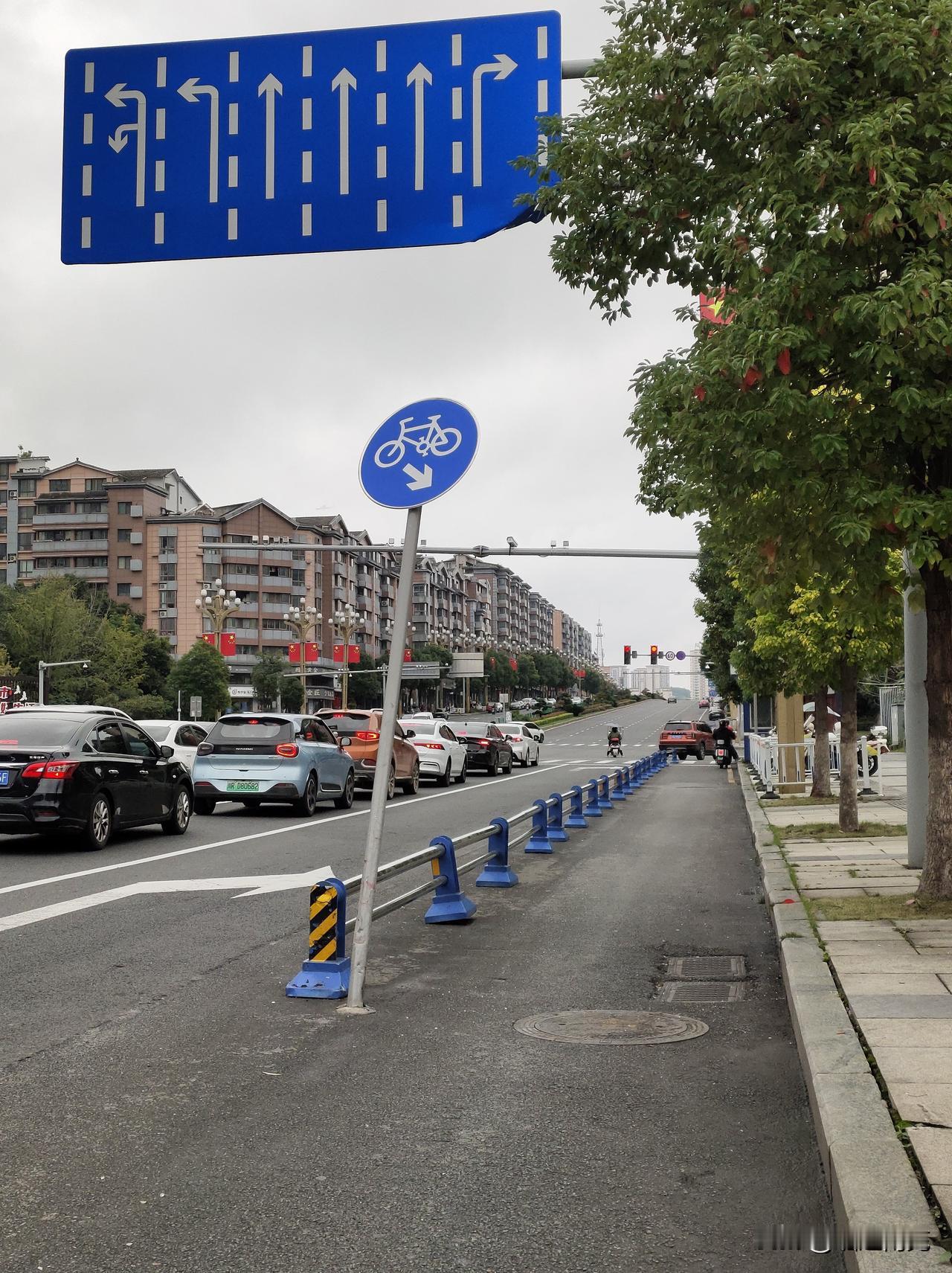 网友爆料称:20日，
在南充市嘉陵江三桥高坪段下桥处看到一路口非机动车道靠右的标