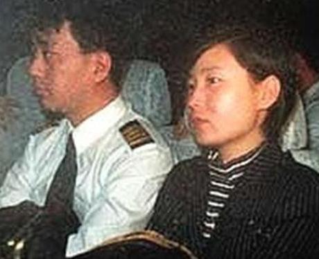 1998年，国航机长袁斌只因为不满分房制度，携带着妻子，驾驶载有95名乘客的飞机