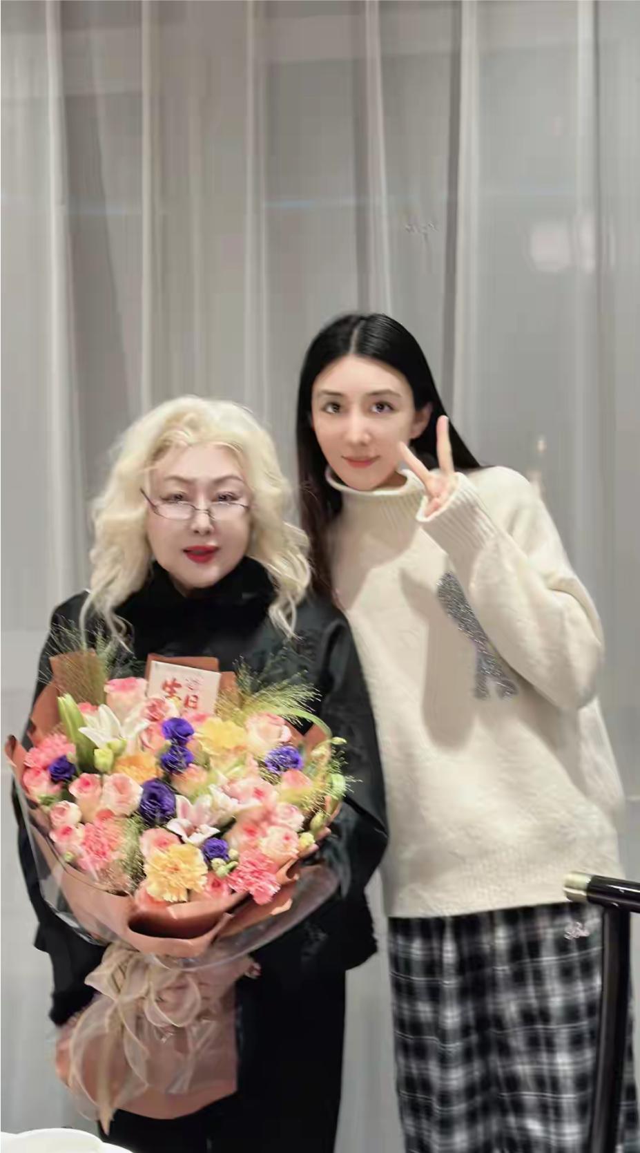 斯琴高娃庆祝自已76岁大寿晏上，她的打扮引起网友议论，她染了一头白卷发，还化了个