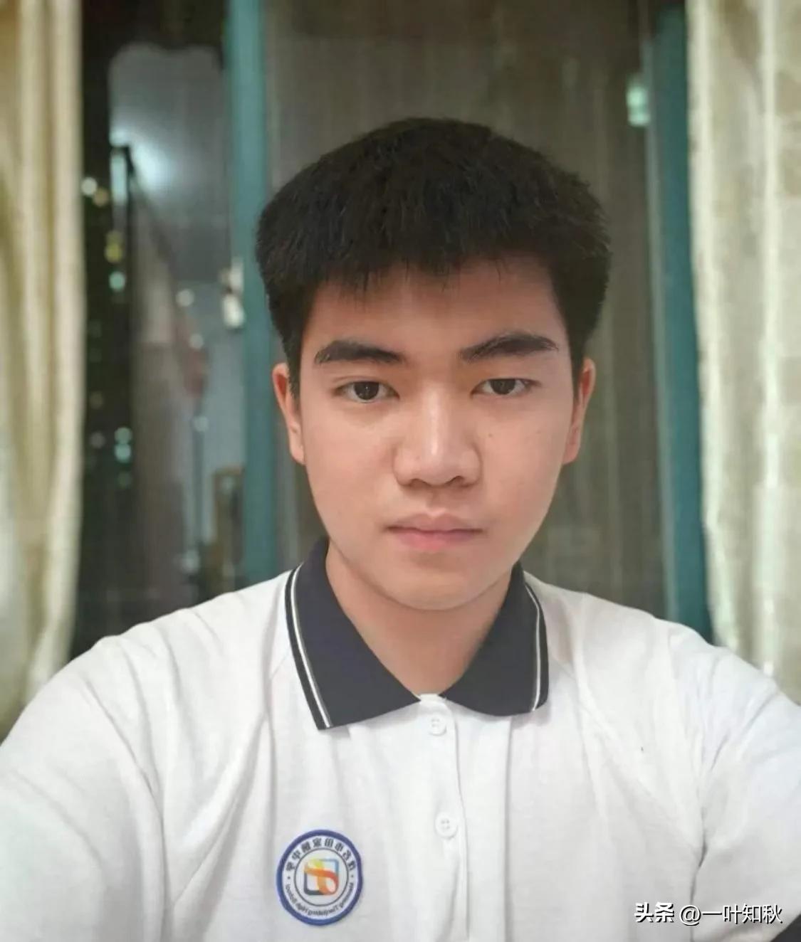 “读书就要报国！”广东茂名，一位男生查分后发现自己考了高分，而在班主任眼中，这是