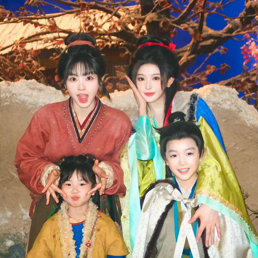 “最好的人就在身边”图上有四只小猪捏🤏🏻 