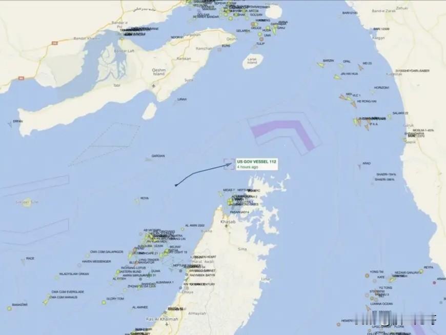 突发新闻！4月11日晚，数艘美国军舰强行通过伊朗控制的霍尔木兹海峡。这次通过该海
