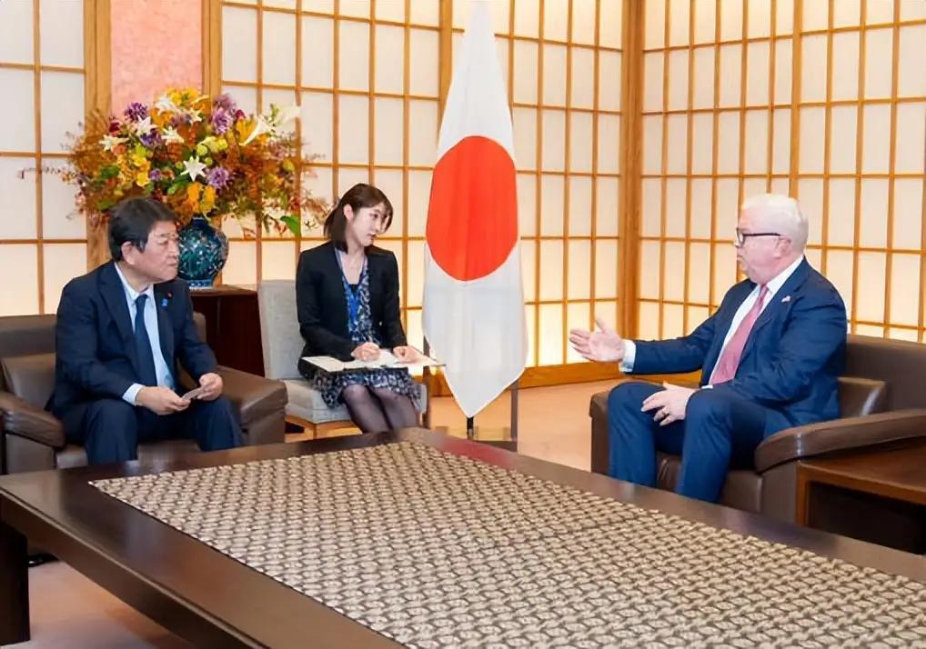 高市早苗一句涉台狂言点燃中方怒火，美驻日大使格拉斯连夜蹦出，骂中国“经济胁迫”；