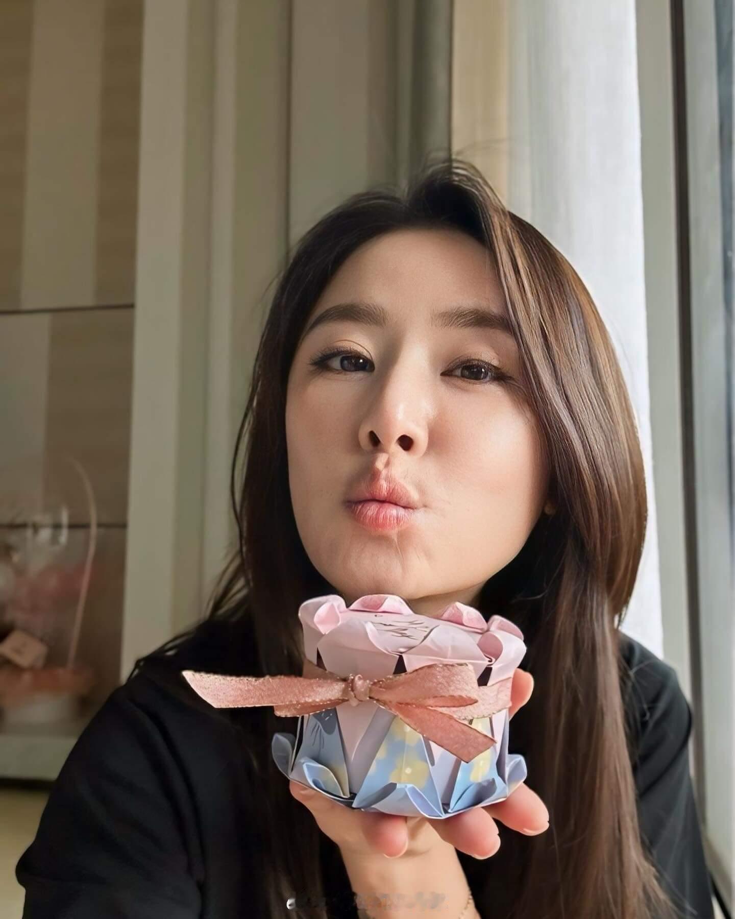 #林心如[超话]##林心如晒母亲节礼物#林心如在社交平台晒出了女儿小海豚送给她的