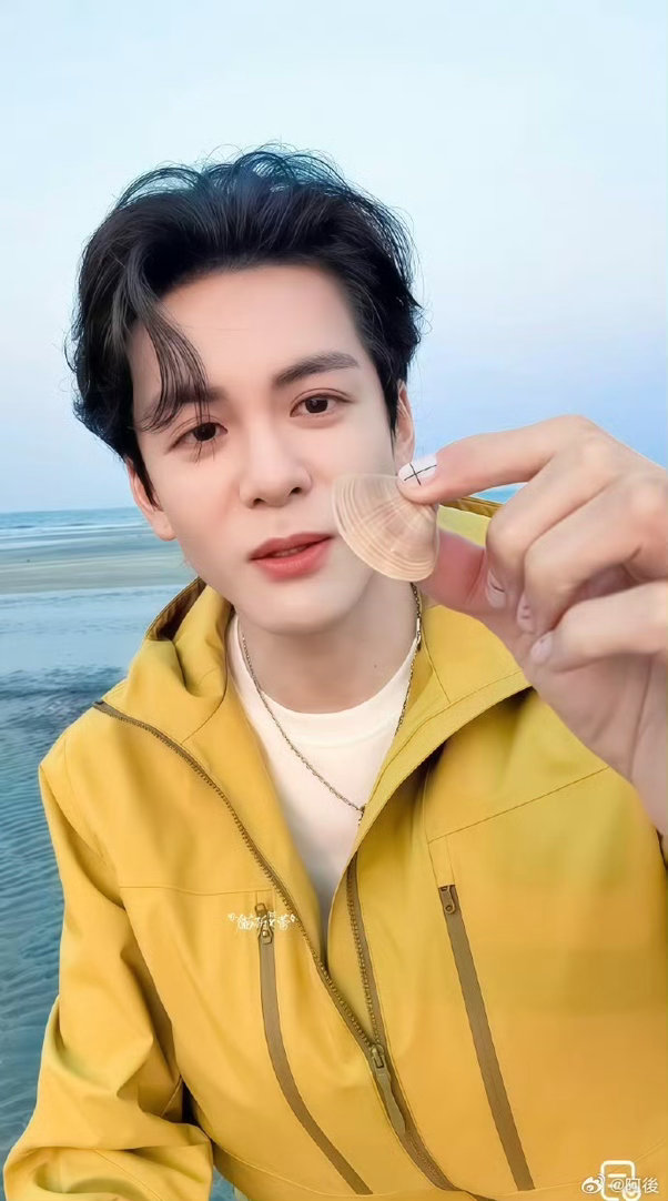 曾舜晞在海边i人属性大爆发 这波i人属性暴露得太可爱！直播时不追求镜头存在感，只