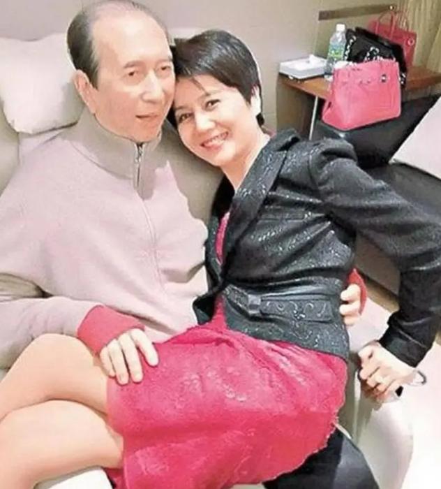 何鸿燊是个谜！2009 年，88 岁何鸿燊各脏器就已衰竭，但他直到 2020 年