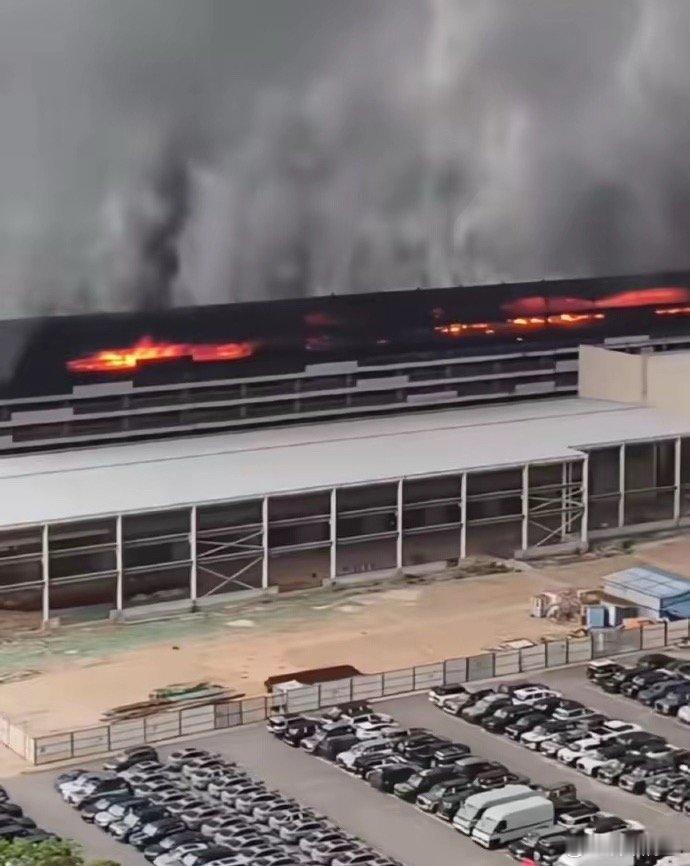 官方通报深圳比亚迪火灾    突发！深圳比亚迪工厂凌晨起火，浓烟滚滚！官方通报：