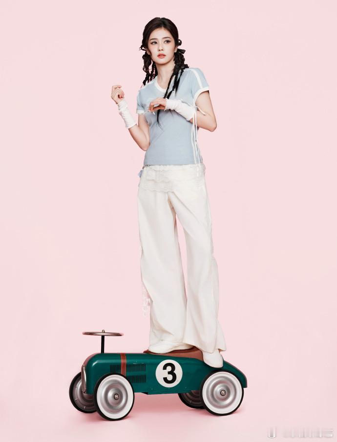 白鹿双马尾编发白鹿双马尾编发搭配了运动服的造型，简直就是我们的运动少女的look