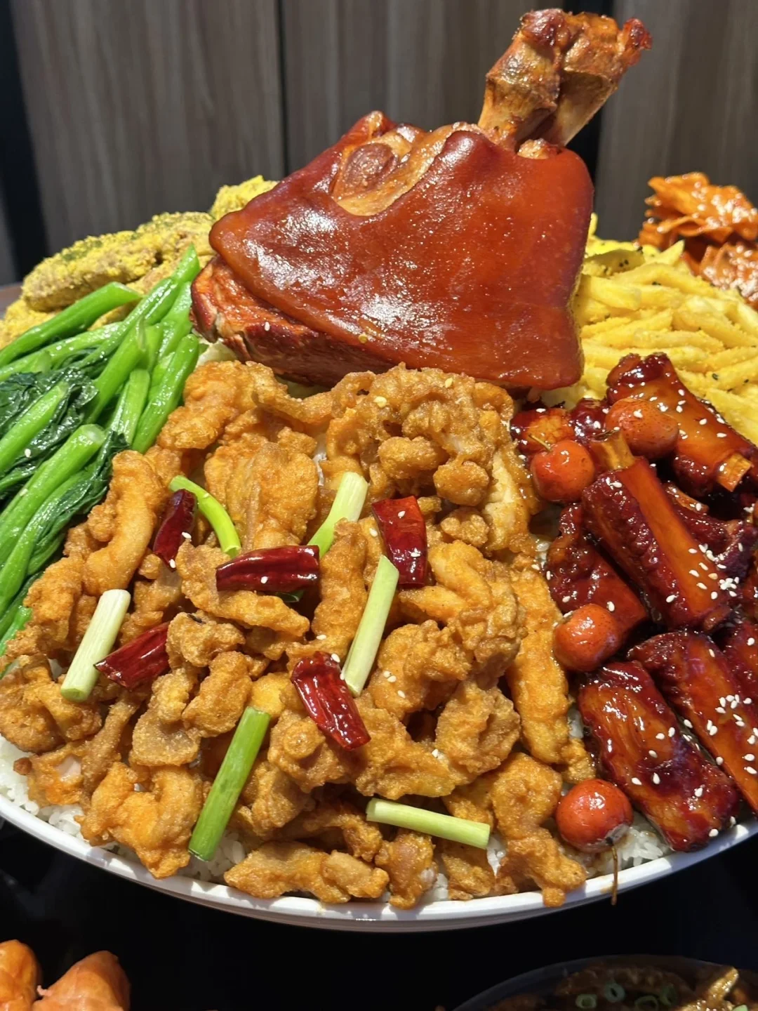 朋友来唐山带她吃的极品八件套… 1️⃣糖醋大饹馇2️⃣风味茄子3️⃣鸭...