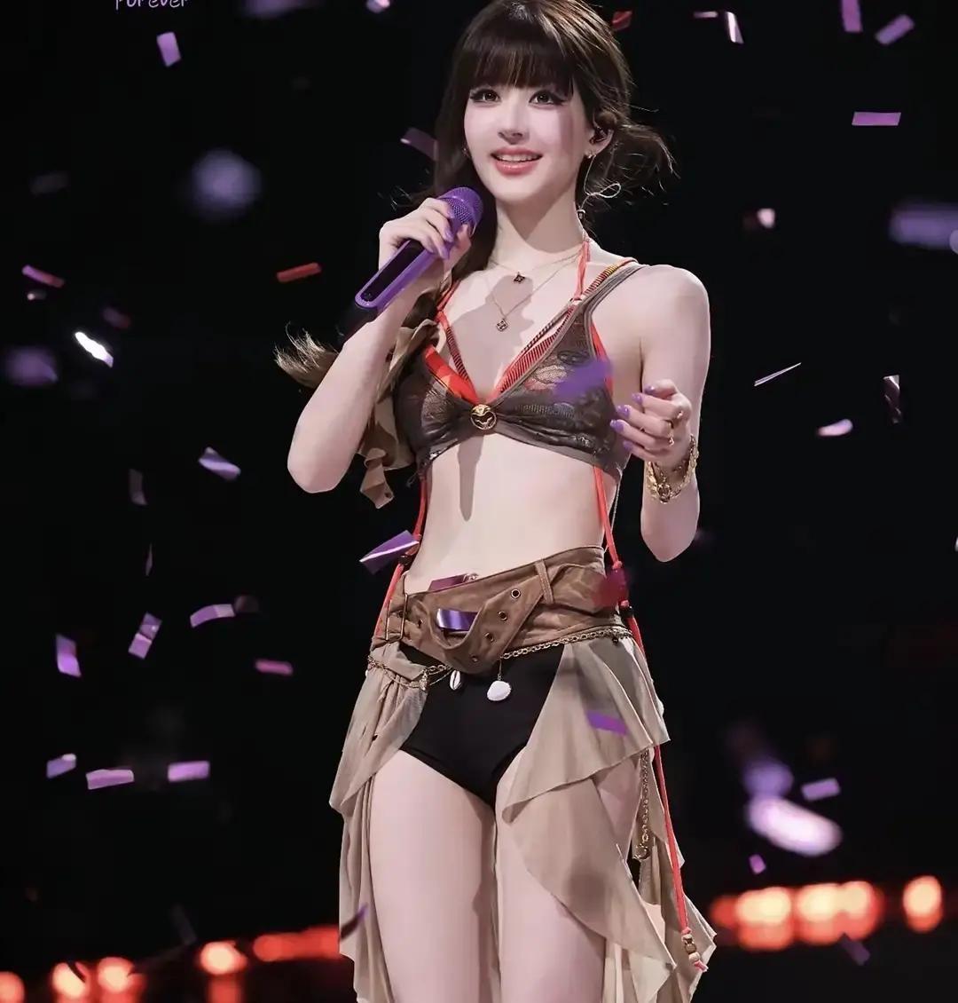 赵露思这姑娘，以前总觉得就是个甜妹，现在看，完全不是一回事

那套舞台造型确实大