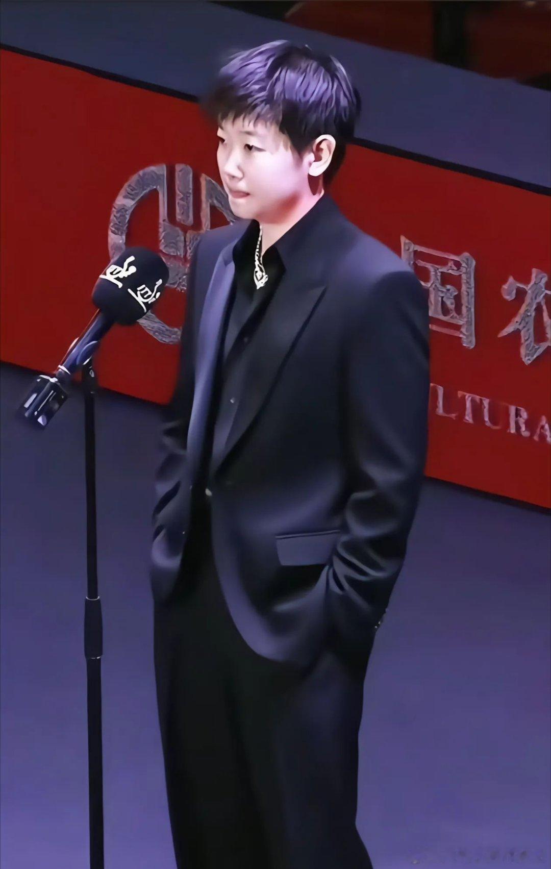 孙颖莎正装气质绝了女生帅起来根本没有男生什么事了！ 