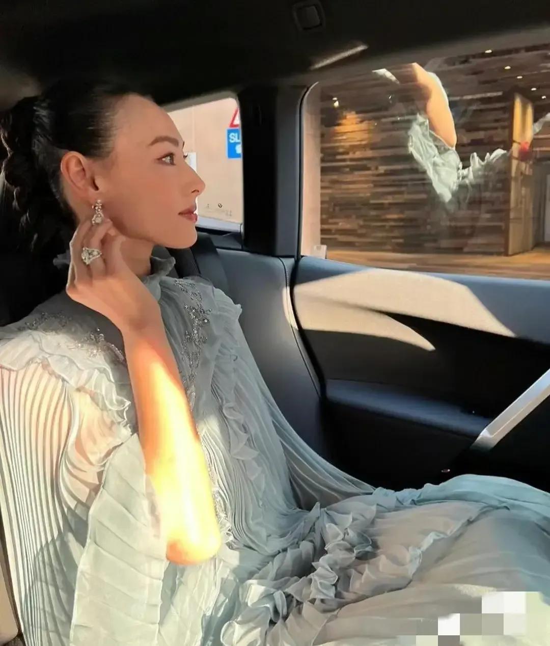 李泽楷和梁洛施疑似复合，李泽楷玩够了，年纪大了也想找个老伴算了。

梁洛施无疑是