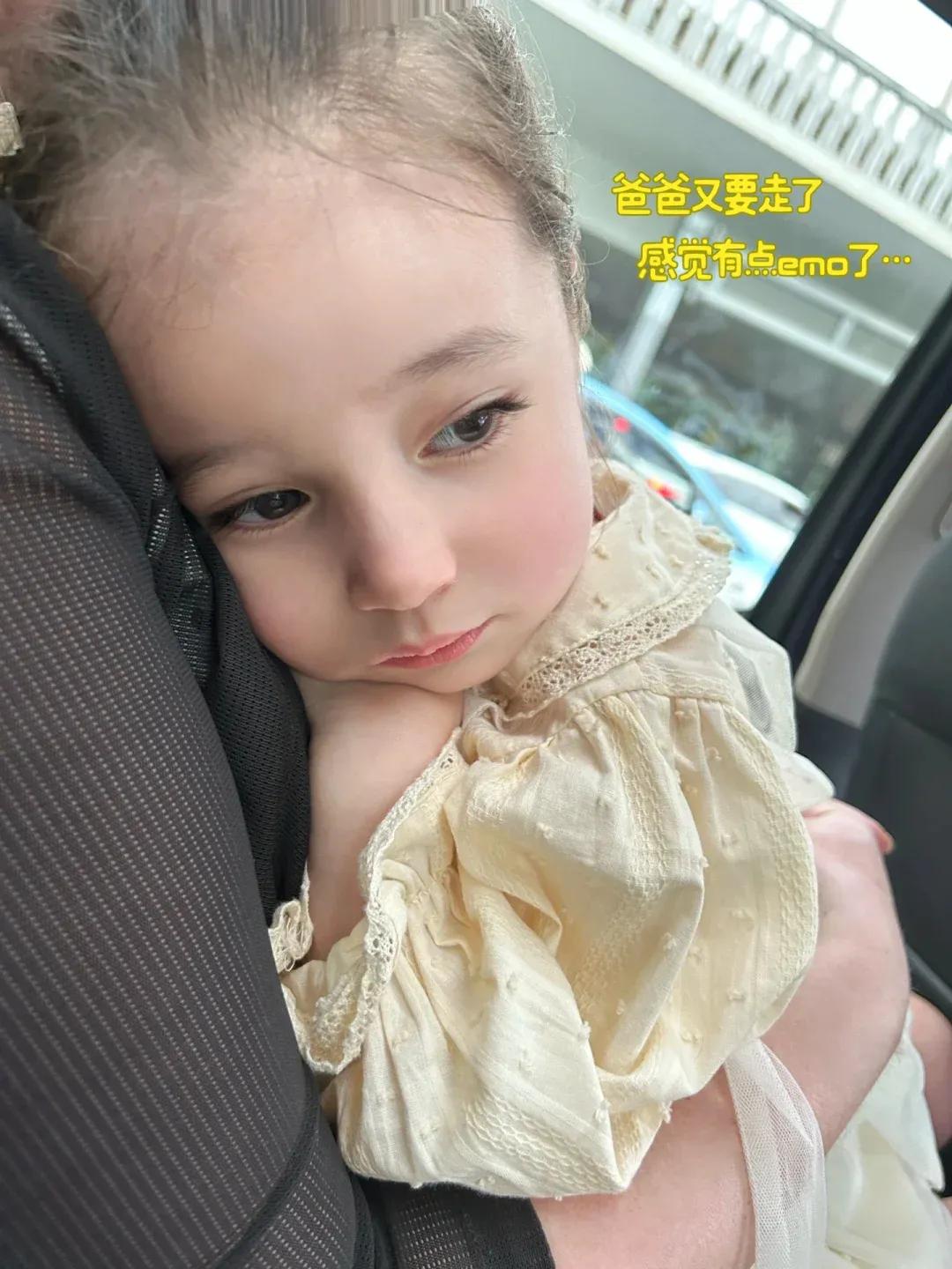 这个混血宝宝简直太可爱了
这个小伙子简直人生赢家啊
找了一个这么漂亮的外国老婆
