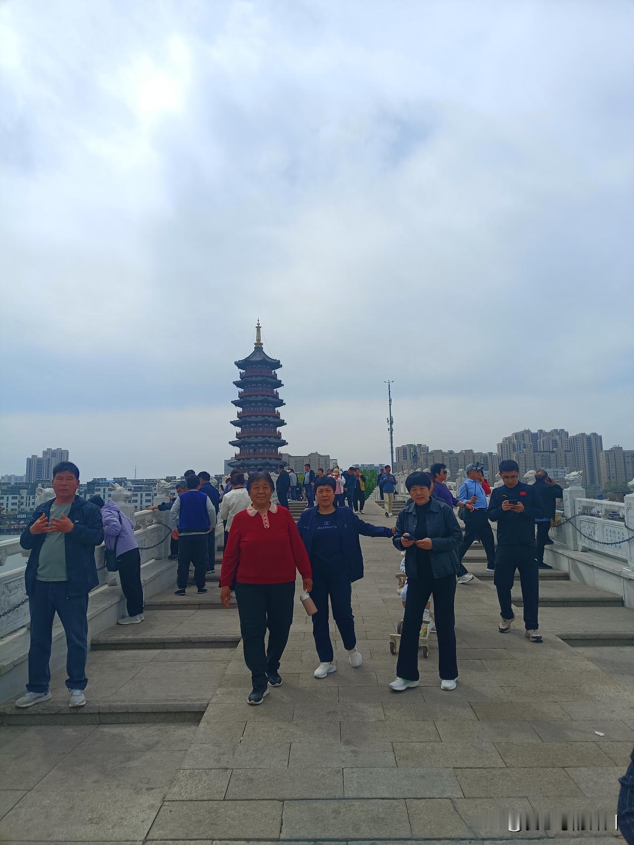 在路上碰到两个朋友，一个是迟局，退休的公务员；一个是张老板，做生意的老板。
迟局