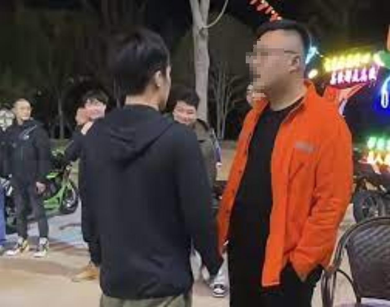 交友一定要谨慎啊！
南通小米车主冲撞摩托车事件，橙色衣服这个男子死不悔改，丝毫没
