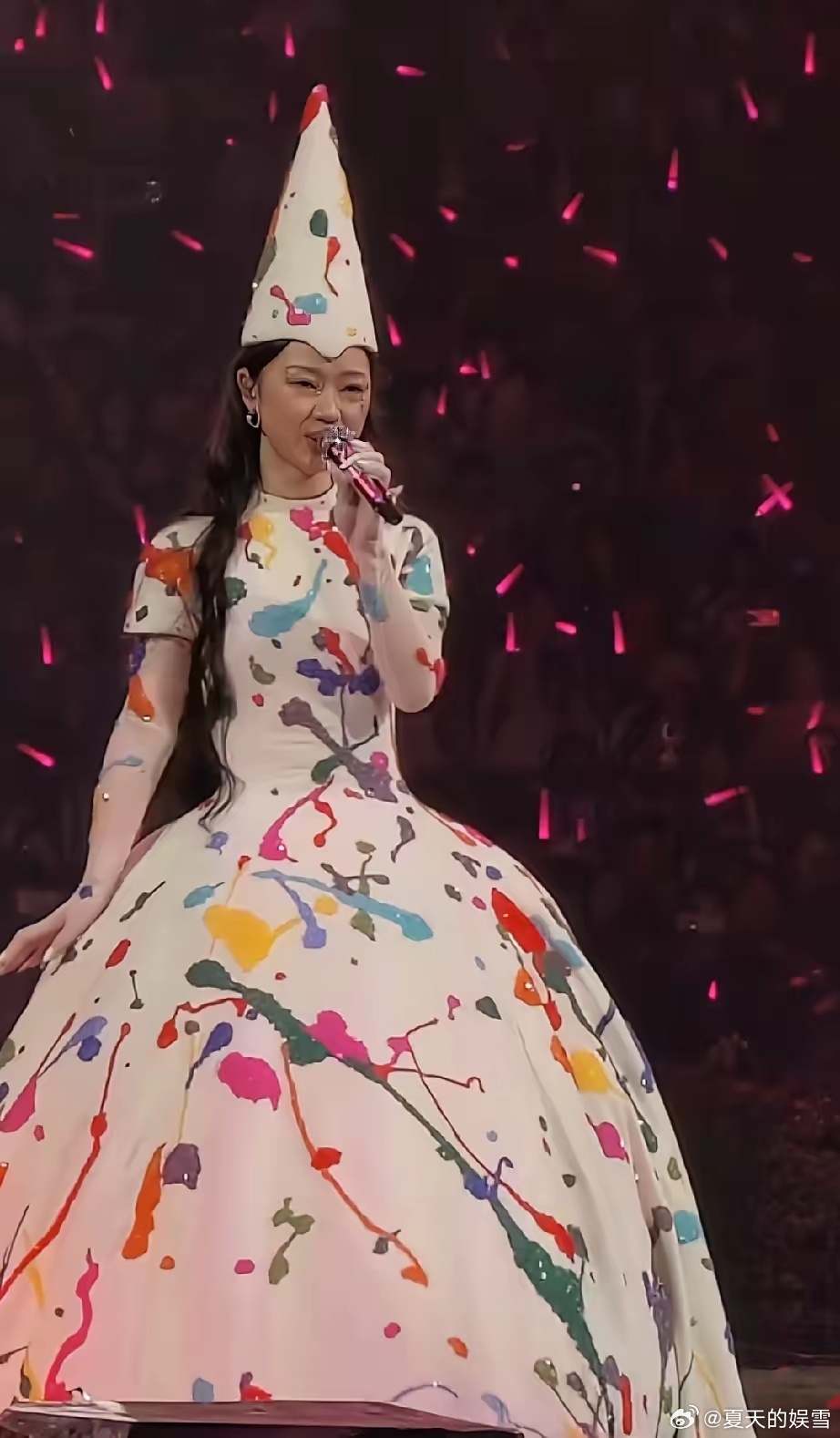 谁懂呀？单依纯真的就是艺高人胆大！成都演唱会一开场，大家直接被她的造型给愣住了！
