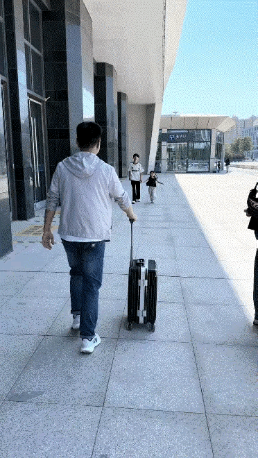 原来如此！看看这么小的“女人”也吃醋！就因为爸爸抱起了哥哥，冷落了妹妹，她一脚踹