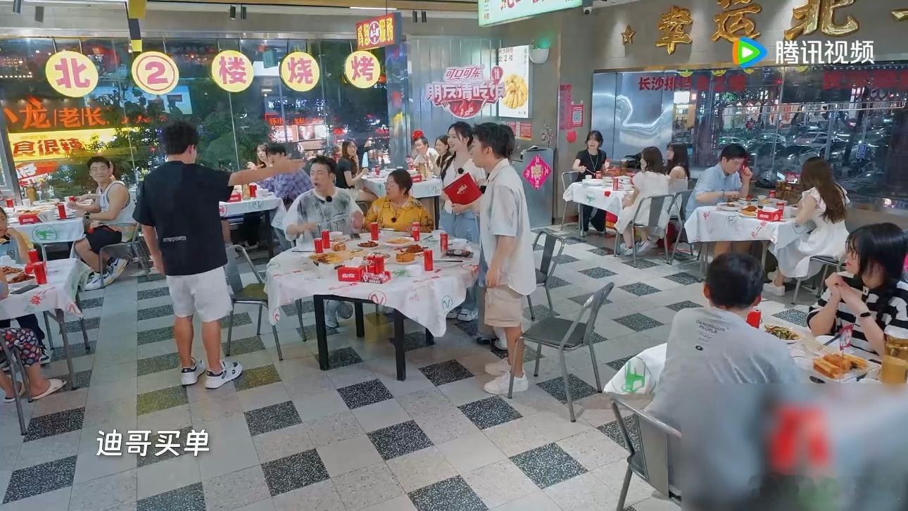 #苏醒一句买单让杨迪彻迪疯狂# 好消息是杨迪陈卓璇荣膺“朋友王”，坏消息是苏醒的