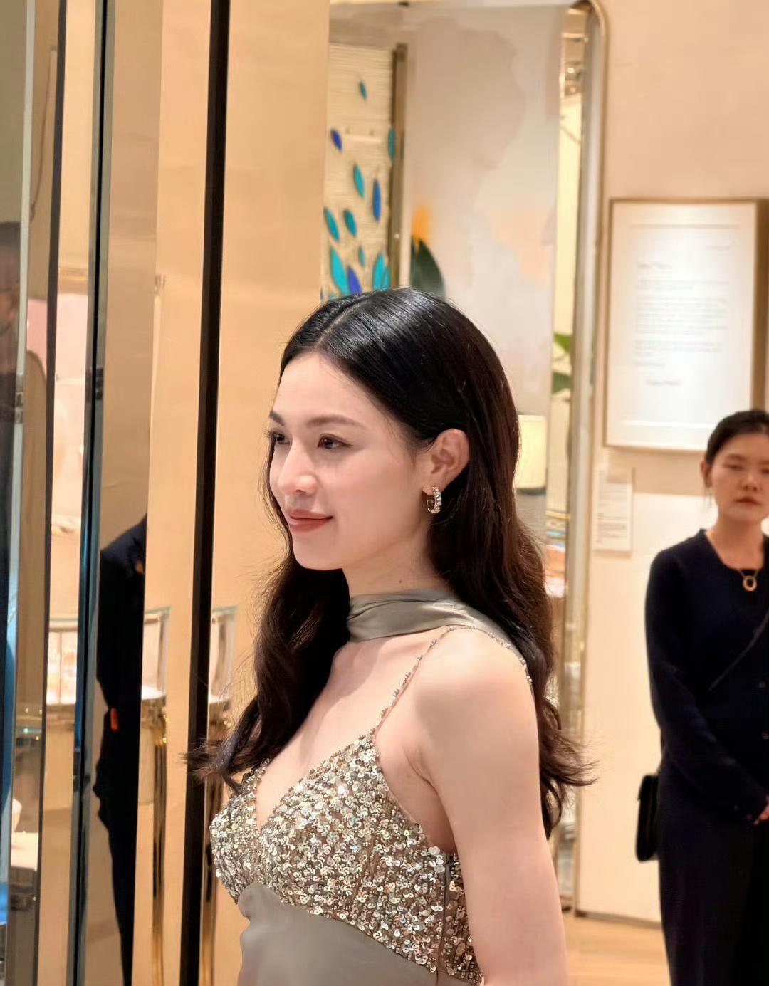 钟楚曦亮相成都参加线下活动，长卷发配吊带长裙，又瘦又美！ ​​​