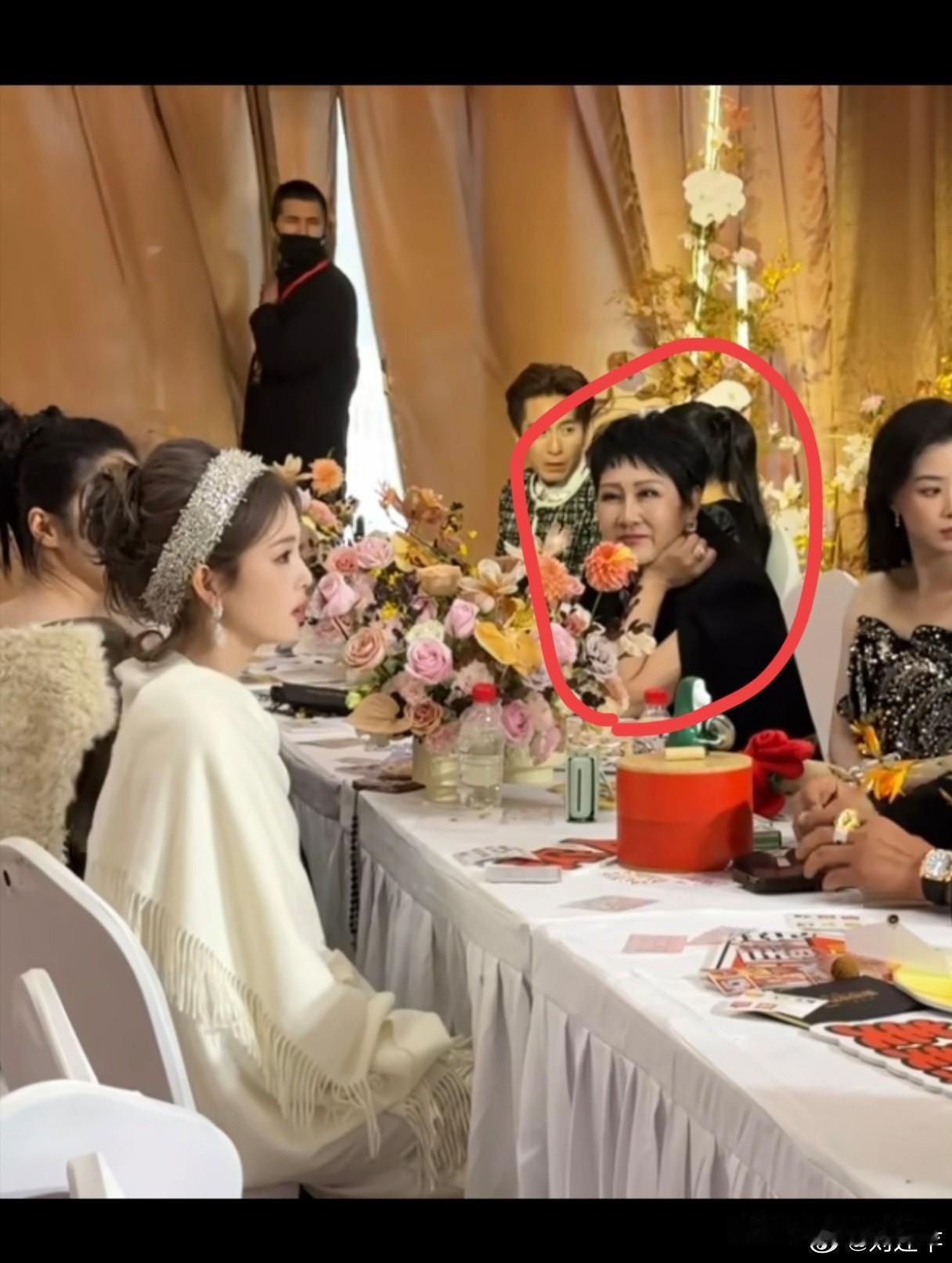 白鹿都快不好意思了吧
张凯丽老师直勾勾的盯着她看
像看一件稀世珍宝一样，眼里全是