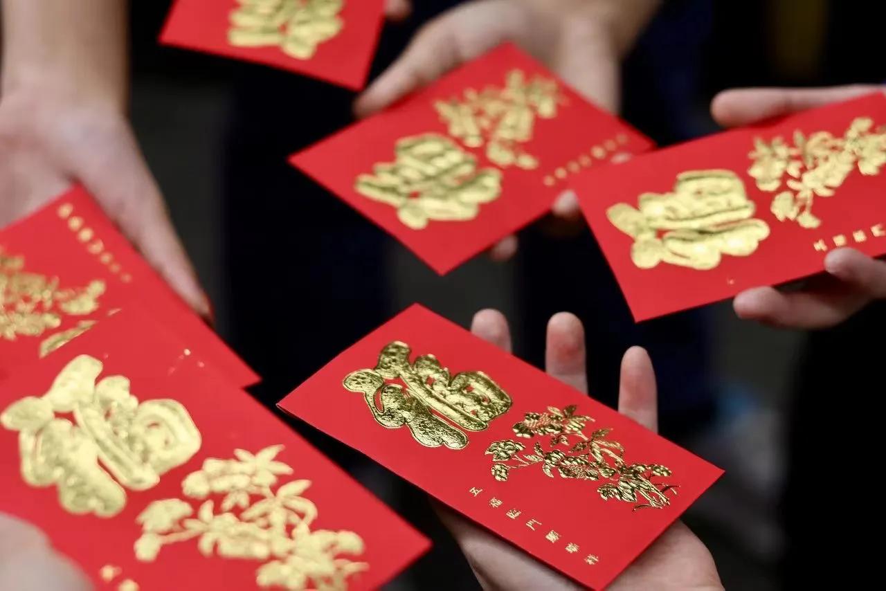 很多家长都会把孩子的压岁钱收走，压岁钱是长辈基于亲属关系对晚辈进行的财产性赠与，