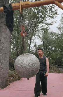 大哥，换个锻炼方式吧，这种玩法容易把自己送走！