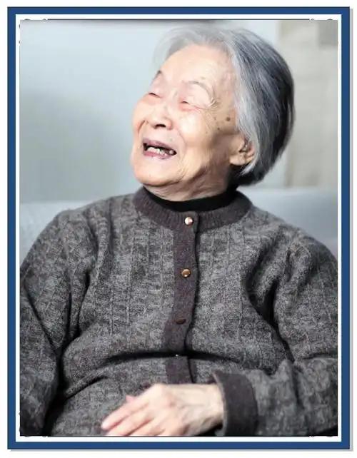 如果你曾经历过至亲的离去，一定读懂过杨绛先生在《我们仨》里写下的那句话：
“我们