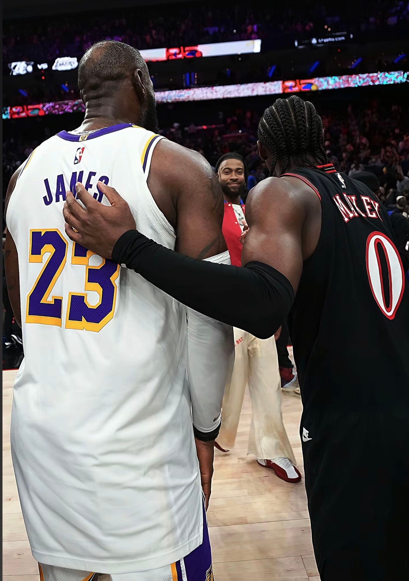 赛后也不忘与对手寒暄啊詹姆斯