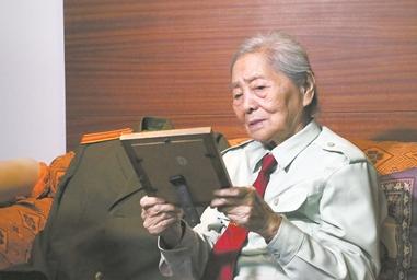 1979年，我国女翻译刘禄曾赴美访问，途中察觉到一名美国男子一直死死盯着自己，没