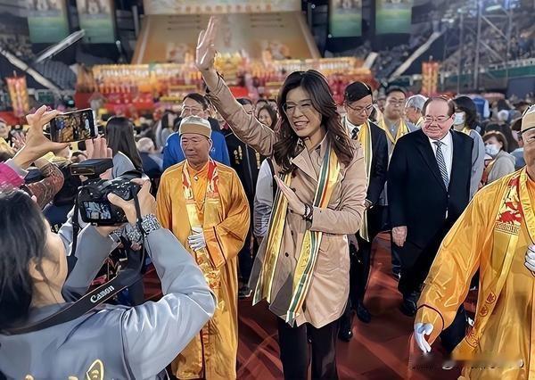 郑丽文元旦祭祖发声：两岸和平需"九二共识"铺路
 
2026年元旦，国民党主席郑