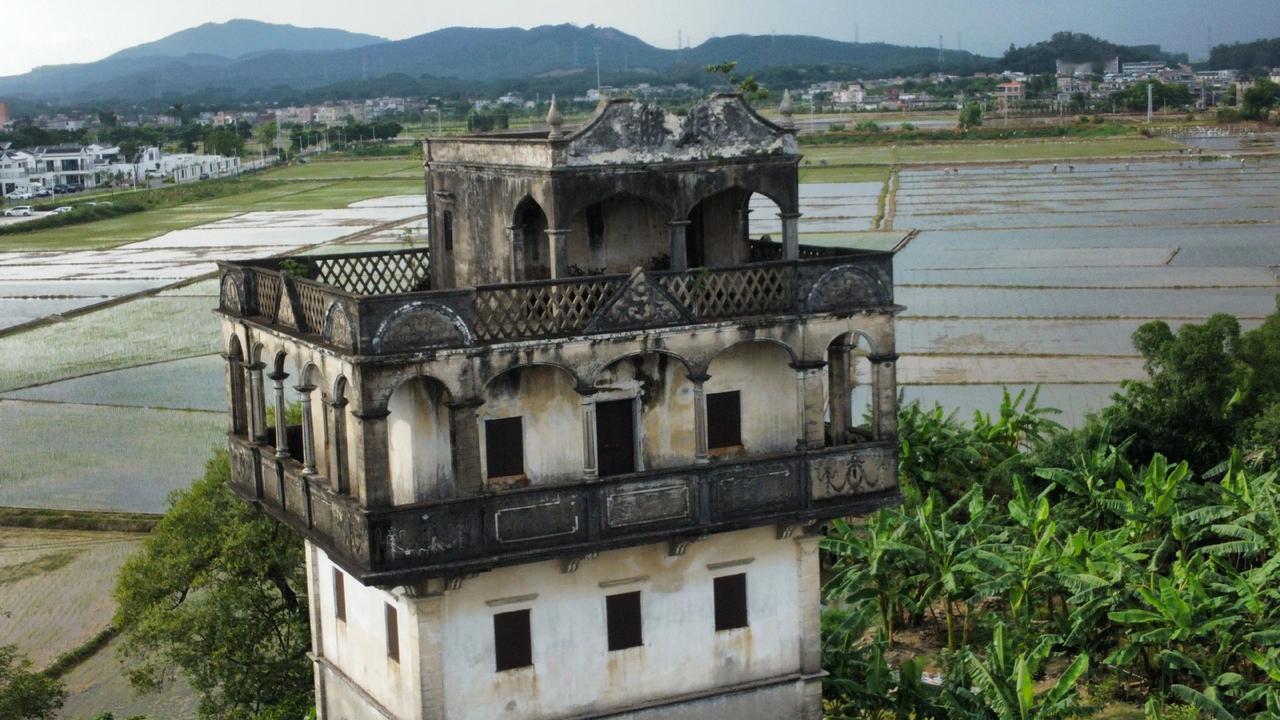 你知道为什么开平碉楼总是一栋一栋孤零零的吗？
矗立在开阔的荒野中，或是独占一个山