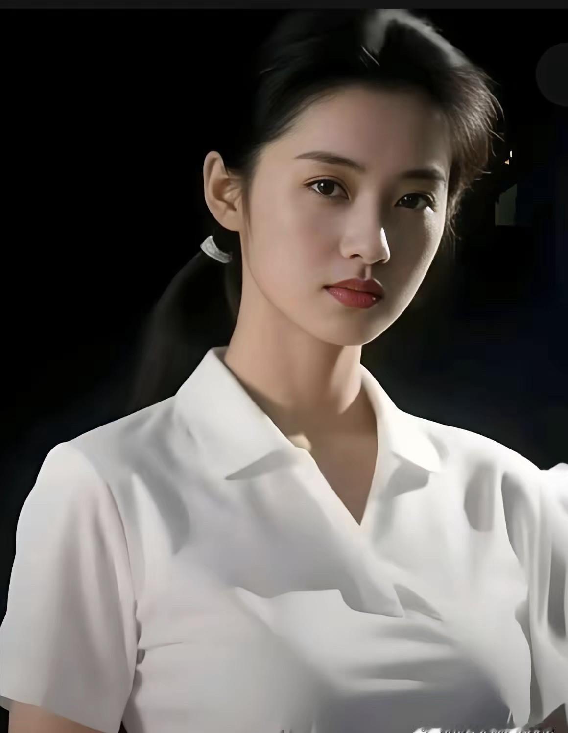 曾经公认的周涛接班人，被台里当成宝。
但你没发现吗？
她后来，好像怎么都“火”不