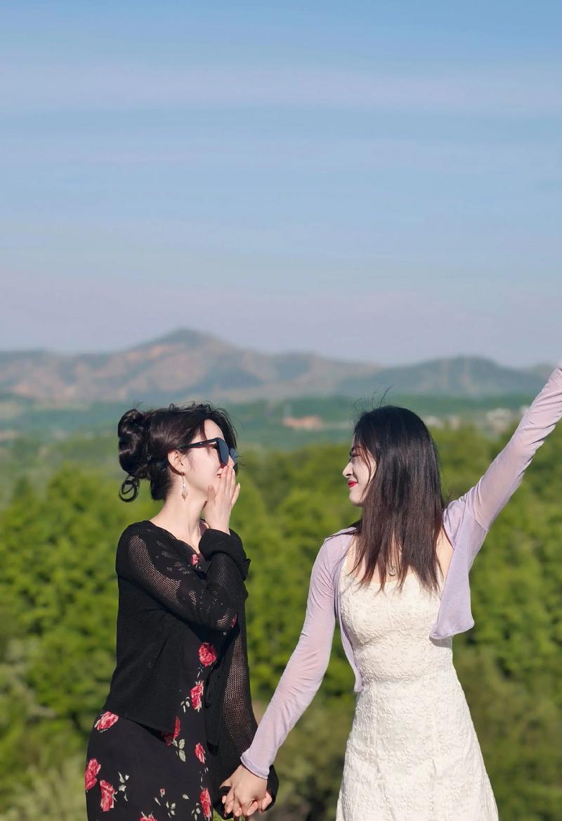 闺蜜2人一个嫁给县城公务员一个嫁给私企老板，3年后两见面时懵了
 
3年前，林若