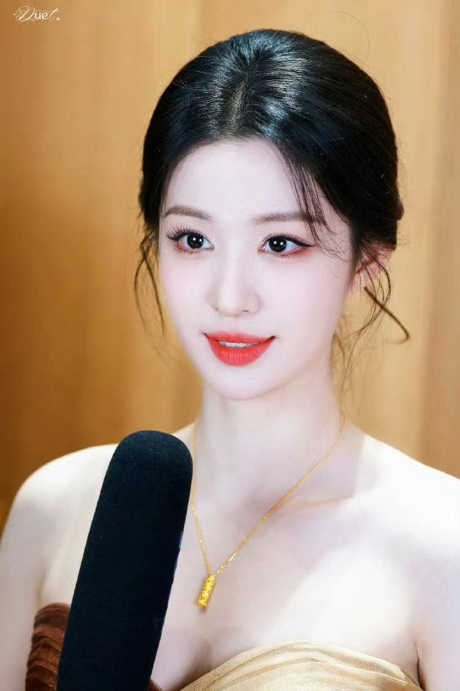 王楚然金色抹胸裙，今日是千金风 ​​​