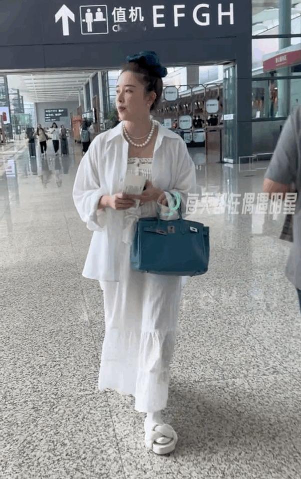 #阚清子体态##阚清子又胖了#哈哈哈甜甜的爱情恋爱也会使人发胖，这是幸福的胖被[