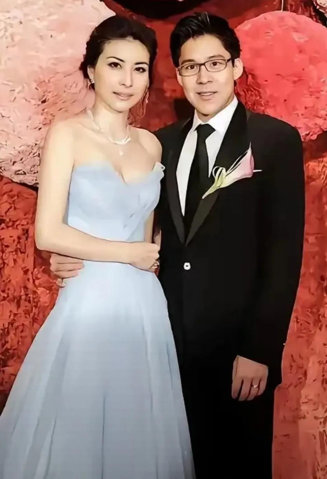 郭晶晶的婚姻，常被外界视为一段佳话。
 
此次香港灾情，其丈夫霍启刚代表家族捐款