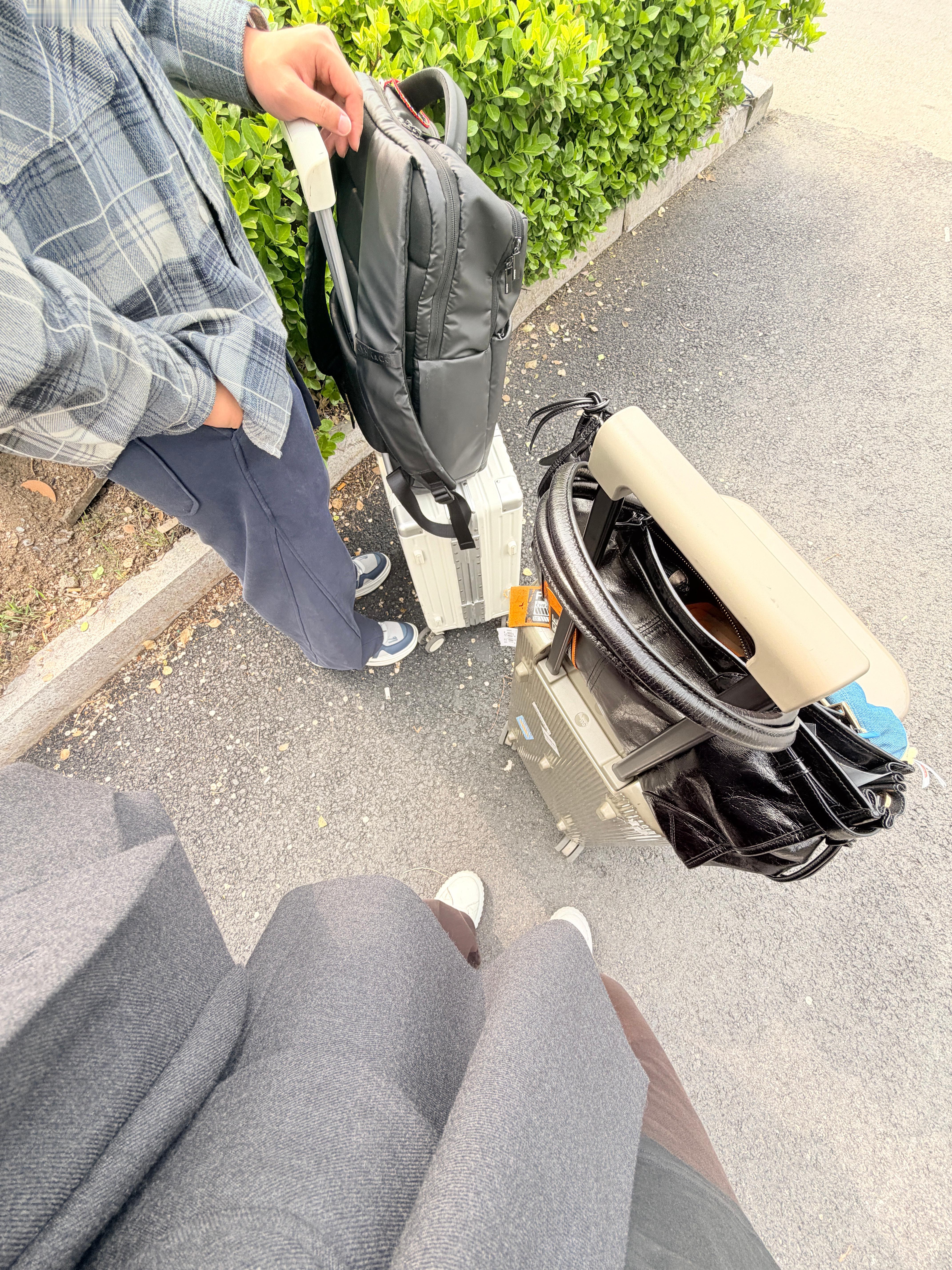 今天早上真是一波三折😂公关安排的出发时间，我一算根本赶不上飞机，我就和同行的媒