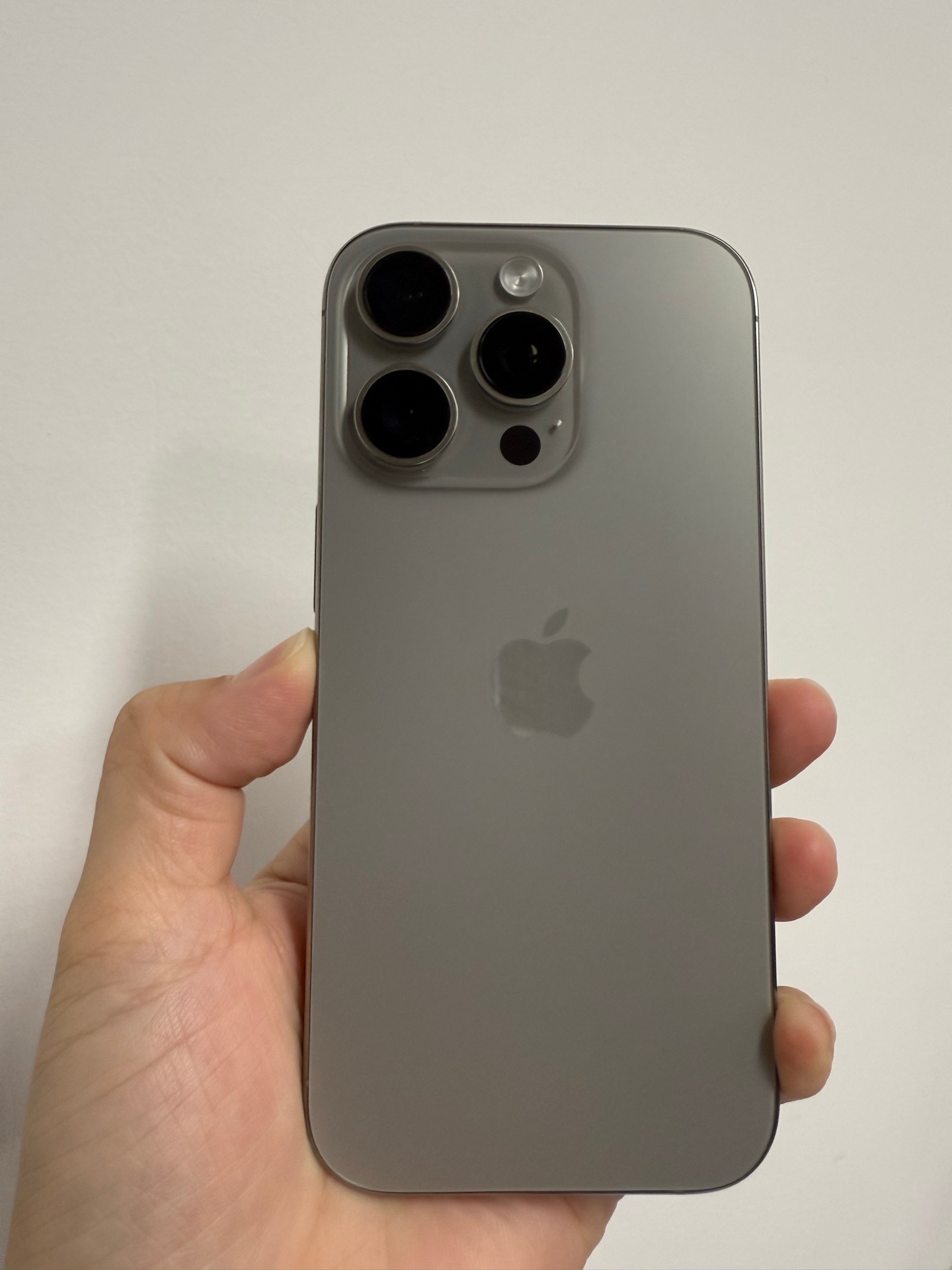 收了台iPhone 16Pro 国行 256客户定了全新iPhone 17 25