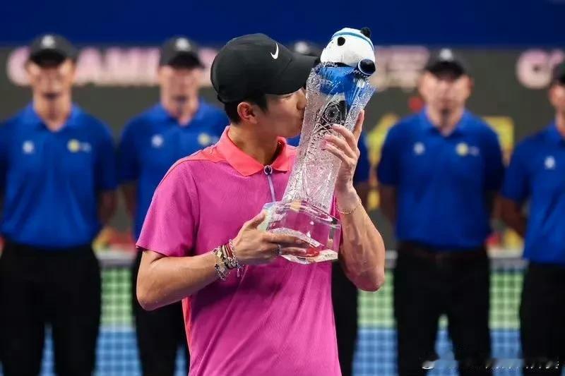 我的关注点又歪了，ATP250成都巡回赛的冠军奖杯有只熊猫啊哈哈。谁人不爱熊猫?