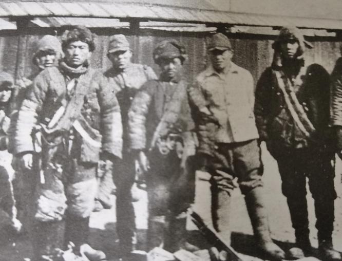 1931年的一天，在黑龙江省林口县五道河子屯的山上，一男孩正在山上放羊， 突然听