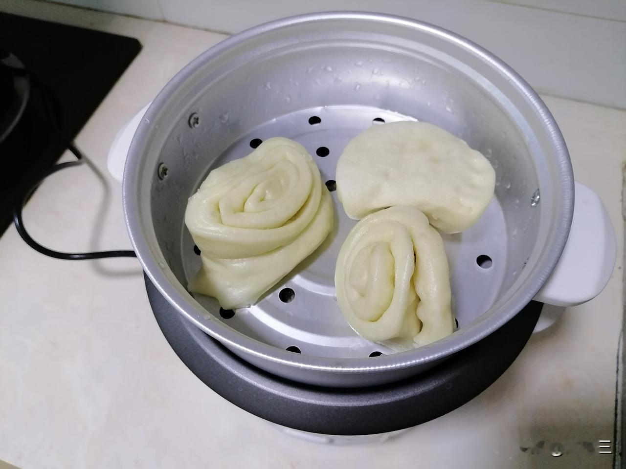 我和姐姐租住的公寓，竟然是我前夫家平房的那个位置。

我们租住的公寓，那里能做饭