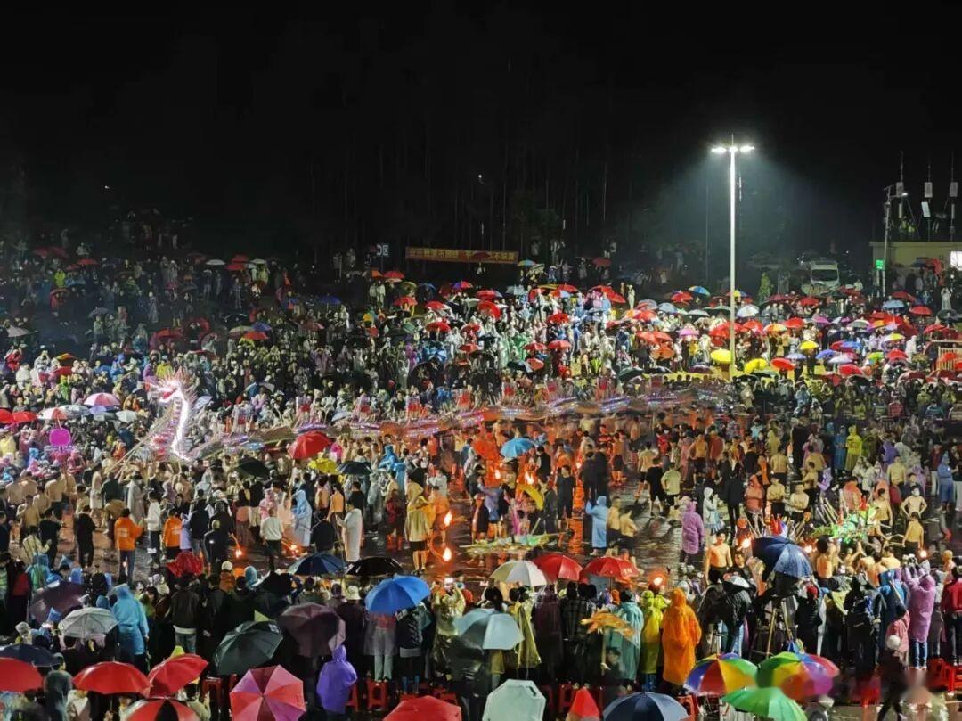 这么多人看舞火龙，这场面非常壮观，现在太热闹了！